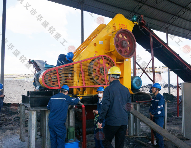 高湿高粘煤泥污泥不堵机,为什么不试试双级无筛底粉碎机